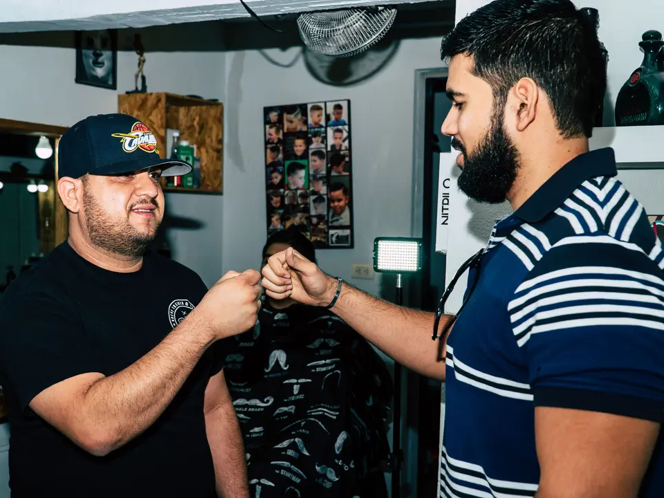 Dos barberos conversando en una barbería