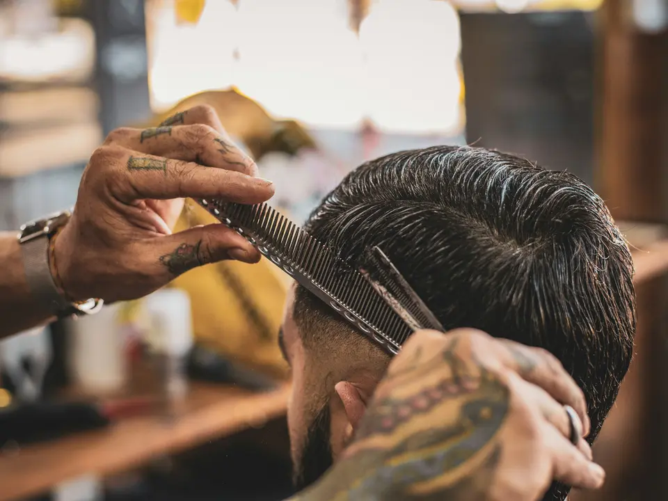 Detalle de un corte con tijera y peine