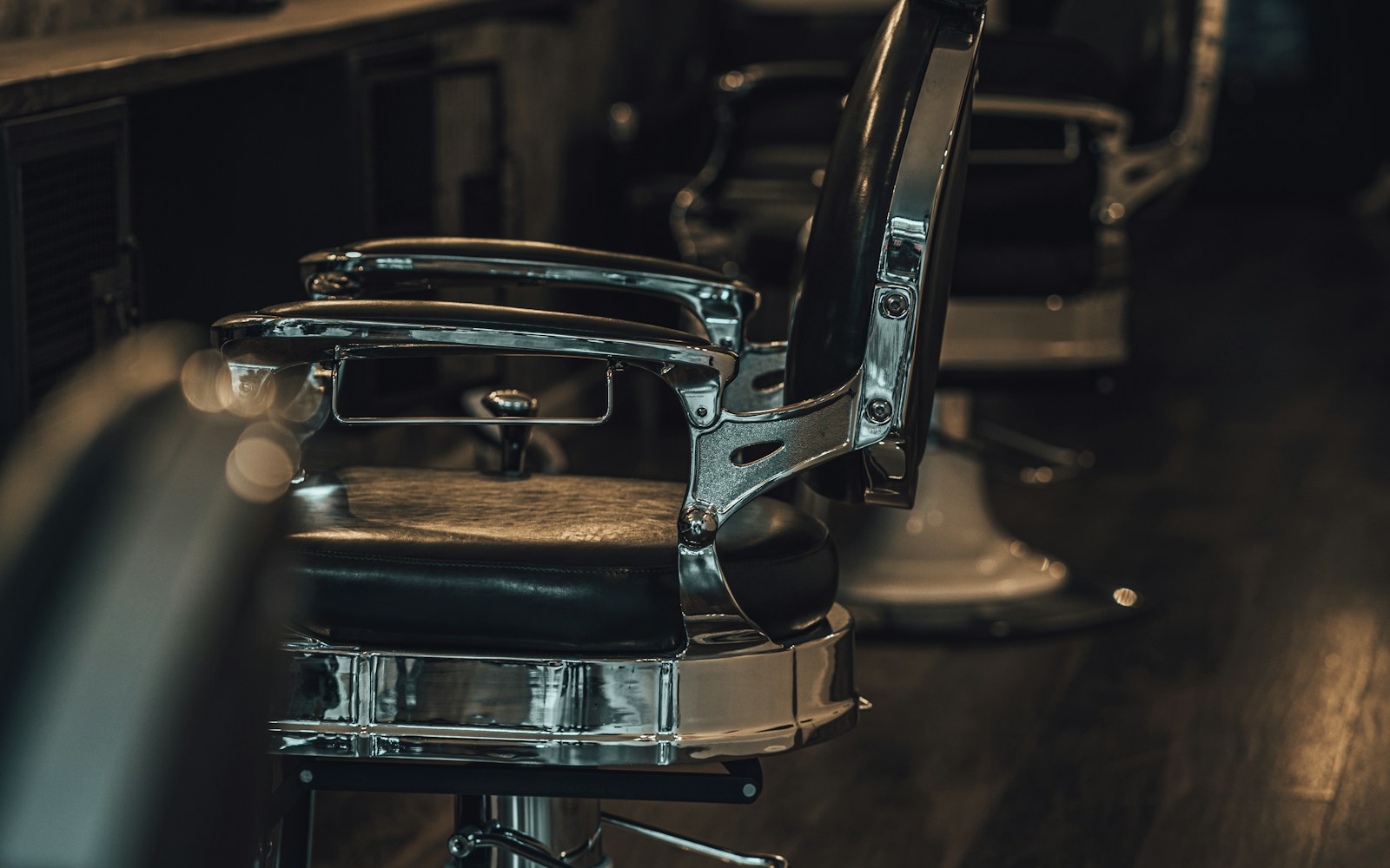 Sillas de barbero clásicas en barbería con ambiente oscuro